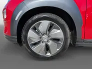 Hyundai Kona EV Premium 64 kWh | LAGE KM STAND! | Leder | Stoel- stuurverwarming | Navi