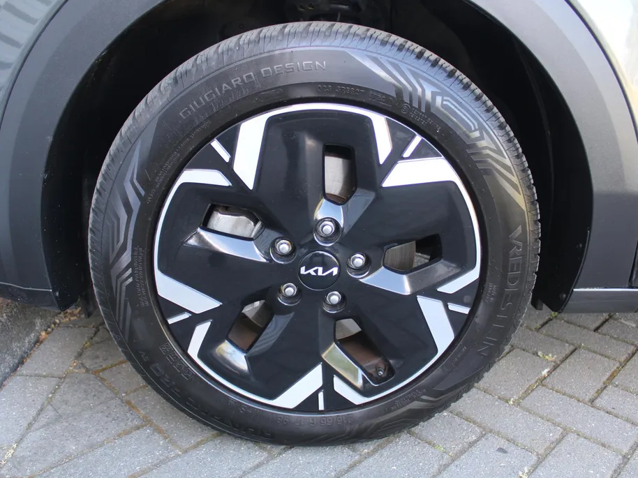 Kia Niro EV Light Edition 64.8 kWh | Camera | Cruise adapt. | Clima | 17' LM | Navi | Keyless | All season banden | 17% bijtelling |
