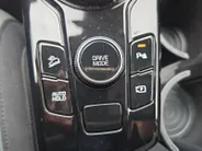 Kia Sportage 1.6 T-GDi Hybrid Dark Edition | Camera | Carplay | Cruise Control Adaptief | Stoelverwarming voor en achter | Full Option |Trekhaak| Fabrieksgarantie t/m 5-2031 |
