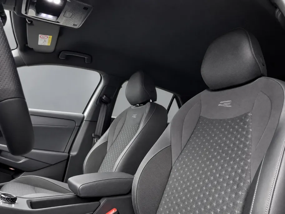 Volkswagen T-Roc 1.5 eTsi 150pk DSG R-Line First Edition · Camera · Wegklapbare Trekhaak · Stoelverwarming · Dodehoek Detectie · Elek. Achterklep · 19'' Inch · Garantie t/m 08-03-2030 of 100.000km