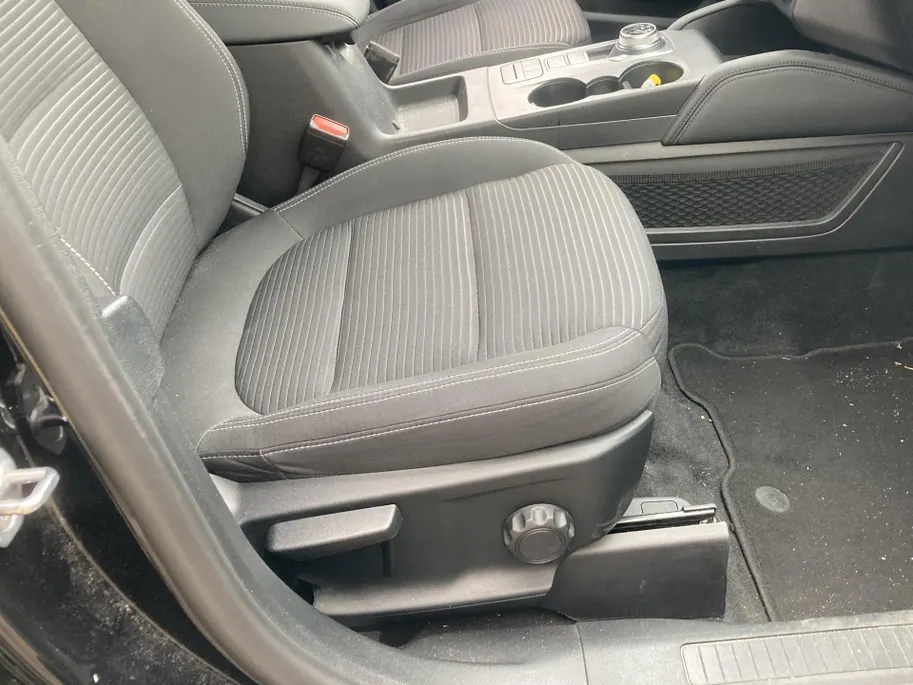 Ford Kuga 2.5 PHEV 225 pk Titanium Winter Pack - Draadloos opladen telefoon Origineel NL auto met weinig km.