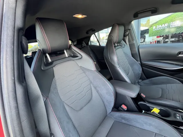 Toyota Corolla 1.8 Hybrid Executive | Bi-Tone | All Seasons