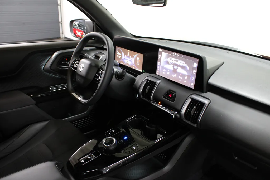 Suzuki e Vitara Style 61 kWh / Stoel + Stuurverwarming / 360° Camera / Navigatie /
