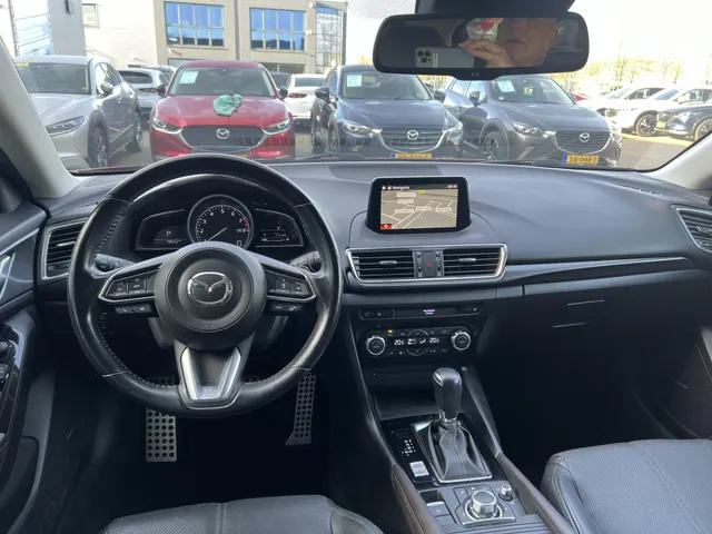 Mazda 3 2.0 SkyActiv-G 120 GT-M AUTOMAAT | TREKHAAK | 18' LM VELGEN | CAMERA | STOEL- en STUURVERWARMING | LEDER | Bose AUDIO | NED.AUTO | DEALER ONDERHOUDEN |