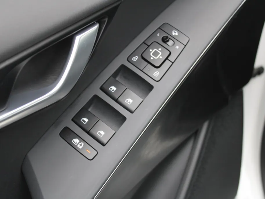 Kia Niro EV Edition Advanced 64.8 kWh | Stuur-/stoelverwarming | Elektr. stoelverstelling | Camera | Cruise adapt. | 17'LM | Clima | 17% bijtelling |