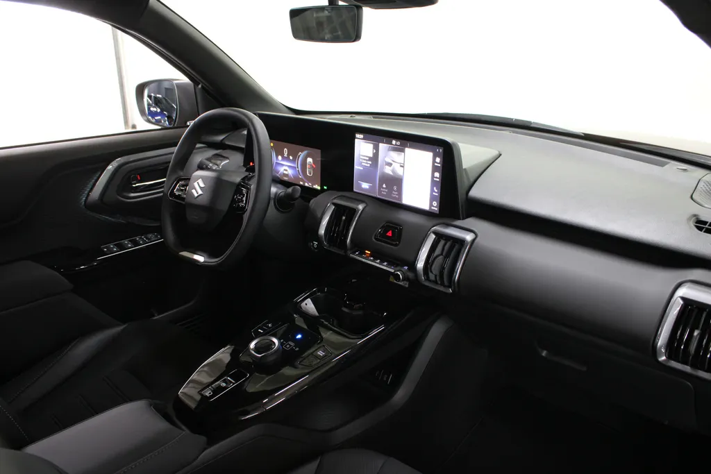 Suzuki e Vitara Style 61 kWh / Stoel + Stuurverwarming / 360° Camera / Navigatie /