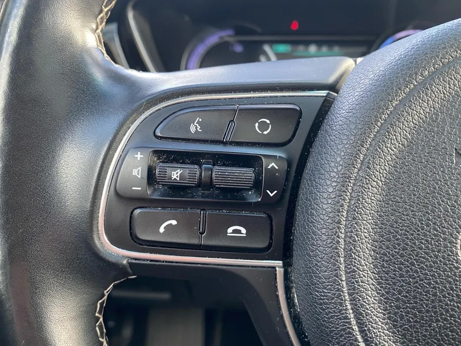 Kia e-Niro ExecutiveLine 64 kWh | Climate control | Leder | Stoel + stuurverwarming en ventilatie | Schuif/kanteldak | Navigatie | 17 inch LM-velgen | Keyless | SOH 97% |