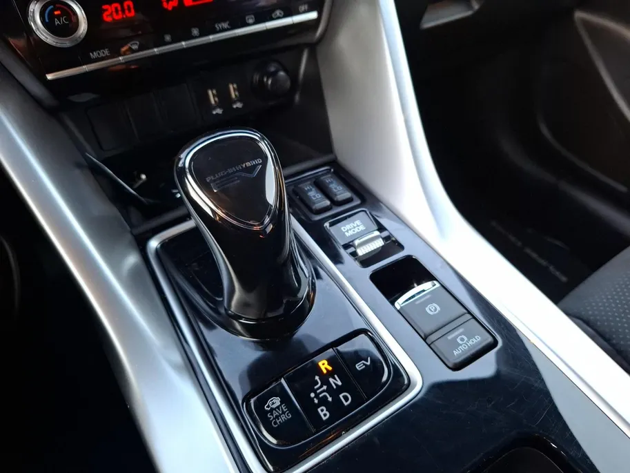 Mitsubishi Eclipse Cross 2.4 PHEV Intense+ | LAGE KILOMETERS | STOELVERWARMING | CARPLAY | NAV | ELEKTRISCHE STOEL |