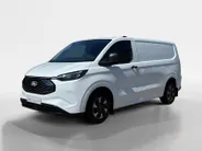Ford E-Transit Custom 320 L1H1 Trend 71 kWh | Uit Voorraad Leverbaar | 344km WLTP Rijbereik | Achteruitrijcamera | Cruise Control | Parkeersensoren voor en achter | Verwarmbare Stoel en bijrijdersbank | Voorruitverwarming | Apple Carplay & Android Auto