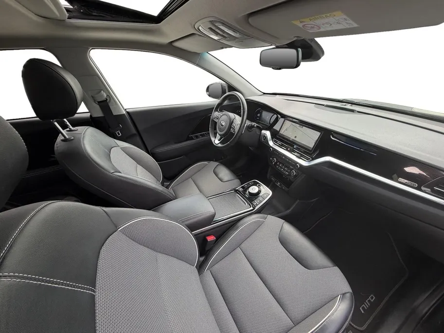 Kia e-Niro DynamicPlusLine 64 kWh | *1E EIGENAAR | FABRIEKSGARANTIE | SCHUIF- KANTELDAK | APPLE CARPLAY/ ANDROID AUTO | NAVI | CAMERA | STUUR/ STOELVERWARMING | STOF/ LEDER | ETC…