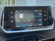 Peugeot e-208 EV Active Pack 50 kWh | Cruise control | Navigatiesysteem | Keyless start | DAB | LM Velgen | 100% Elektrisch | SOH 95,6 %