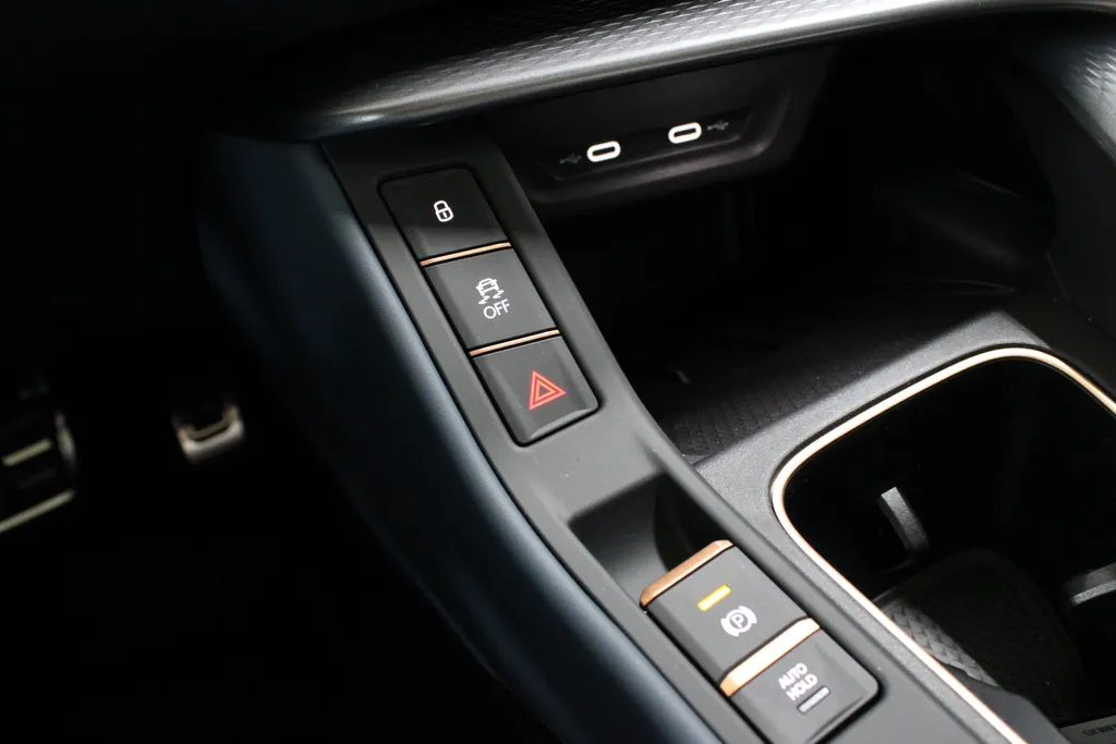 CUPRA Terramar 1.5 TSI e-Hybrid Business / Trekhaak / Pan. dak / Stoel + Stuur verw. /