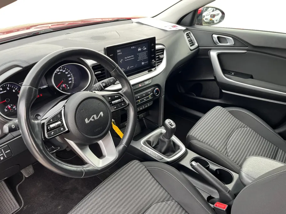 Kia XCeed 1.0 T-GDi ComfortLine | Gratis beurt bij aflevering | All seasons banden | Apple Carplay | Android Auto | Achteruitrijcamera | Climate control | Stoelverwarming | Stuurverwarming |