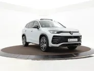 Volkswagen Tayron 1.5 eHybrid 272pk DSG R-Line Edition · Panoramadak · Inklap. Trekhaak · 360 Camera · Matrix LED · Stuur- & Stoelverwarming · Keyless · Garantie t/m 03-11-2029 of 100.000km