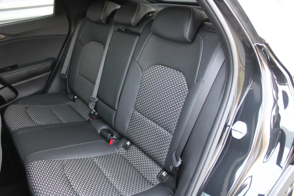Kia XCeed 1.0 T-GDi DynamicPlusLine | Stuur-/stoelverwarming | Camera | Dodehoek detectie | Elektr. achterklep | 18' LM | Clima | Navi |