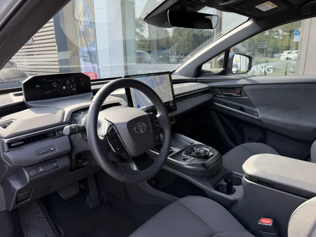 Toyota C-HR+ First Edition 77 kWh | Bi-Tone | 20'| Stoel&Stuurverw | Camera