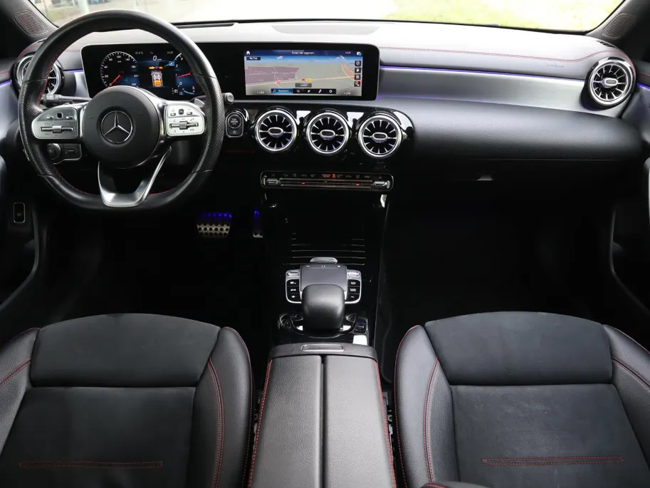Mercedes-Benz CLA 180 Business Solution AMG l Keyless l Achteruitrijcamera l Stoelverwarming l Ambiente lichtpakket
