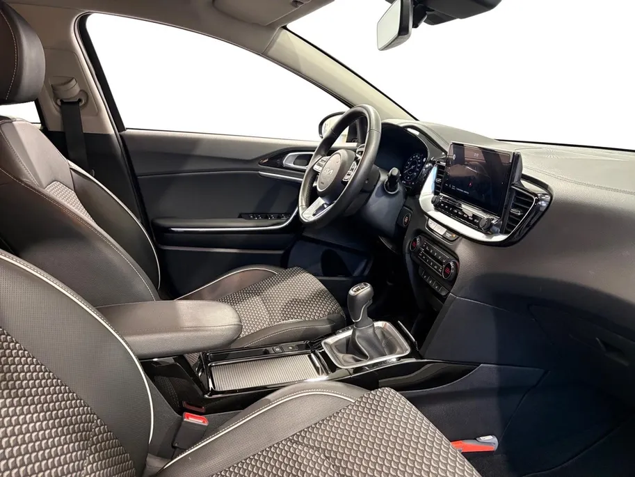 Kia Ceed 1.0 T-GDi DynamicPlusLine | Stoel/Stuurverwarming | Half Leder | Keyless Entry | Navigatie | Apple/Android Carplay |