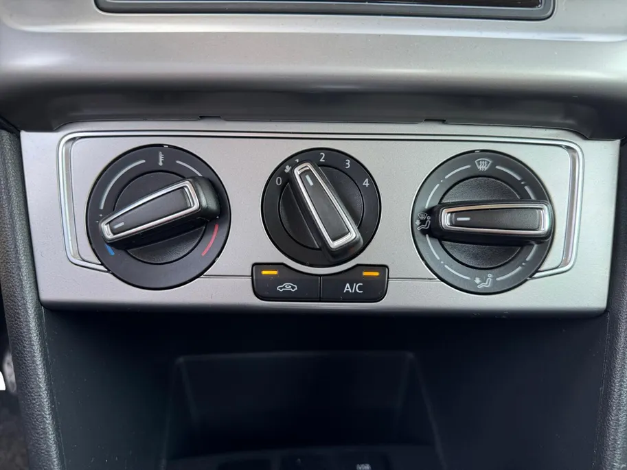 Volkswagen Polo 1.0 Bluemotion Edition | NL auto | Automaat | Parkeersensoren voor en achter | 15' lichtmetalen velgen | Cruise control | Airco | Elektrische ramen voor en achter | Bluetooth | Bovag garantie |