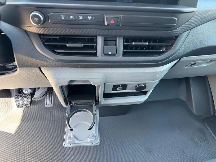 Ford E-Transit Custom 320 L1H1 Trend 71 kWh | Uit Voorraad Leverbaar | 344km WLTP Rijbereik | Achteruitrijcamera | Cruise Control | Parkeersensoren voor en achter | Verwarmbare Stoel en bijrijdersbank | Voorruitverwarming | Apple Carplay & Android Auto