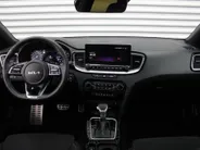 Kia Ceed 1.5 T-GDi GT-Line | Stuur-/stoelverwarming | Schuifdak | Cruise adapt. | Camera | 17' LM | LED | Dodehoek sensor | Draadloze lader |