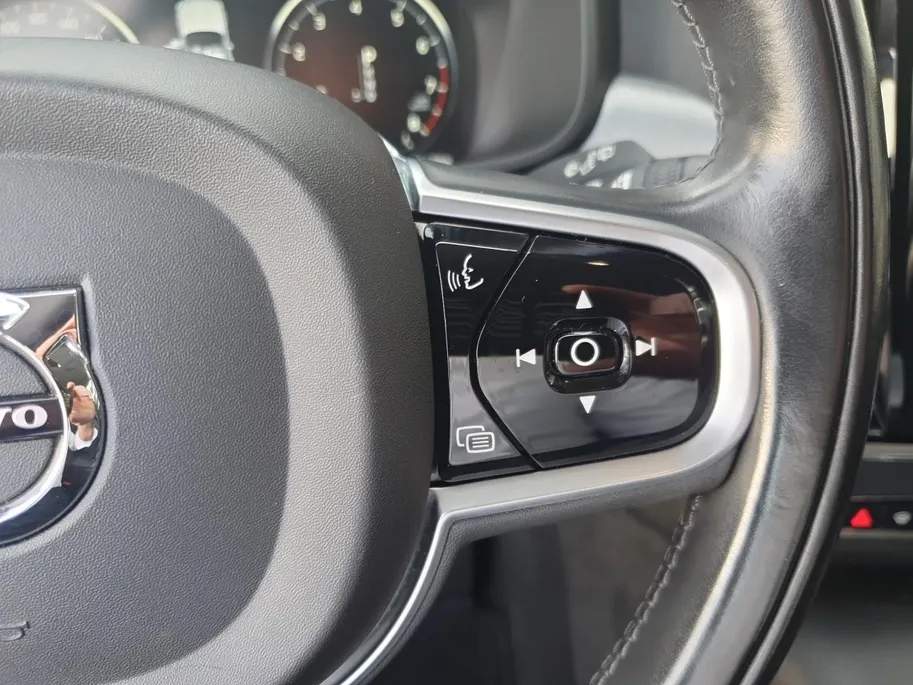Volvo V90 2.0 T4 Momentum | Stoel en stuurverwarming | Elektrisch bedienbare voorstoelen | Camera | Lederen bekleding | Navigatie | Parkeersensoren voor en achter | Elektrische achterklep |