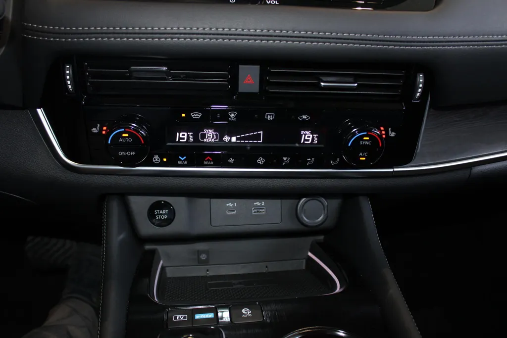 Nissan X-Trail 1.5 e-Power Tekna Plus | Naviagtie| 360grd camera| Pdc voor en achter| Climate controle 3 zones| Stoel-, stuur- en voorruit verwarming| Lederen bekleding| 19inch Wielen| Stoel geheugen|