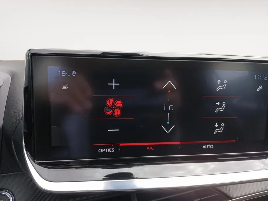 Peugeot 208 1.2 PureTech Allure | Climate | Cruise | Panodak | Parkeersensoren | navigatie | LM Velgen | Stoelverwarming |