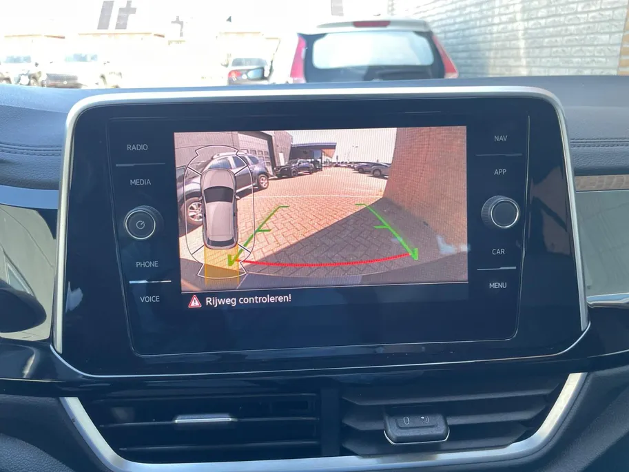 Volkswagen T-Roc 1.5 TSI R-Line Edition *Automaat*Navi via Carplay*Camera*Schuif/kanteldak*Climate Control*Adapt. Cruise Control*LM.Velgen*Zeer nette auto!
