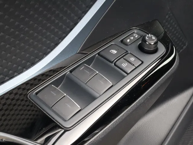 Toyota C-HR 2.0 Hybrid First Edition Trekhaak | Blindspot | Stuur en stoelverwarming