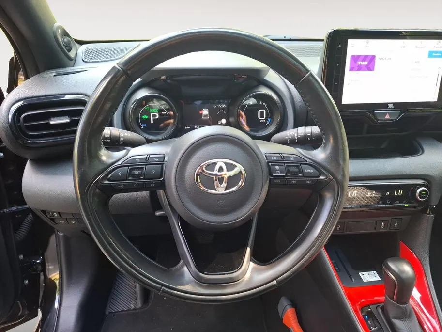 Toyota Yaris 1.5 Hybrid Executive | JBL AUDIO | GLAZEN DAK | HEAD UP DISPLAY | ZWARTE VELGEN | UNIEKE SAMENSTELLING |