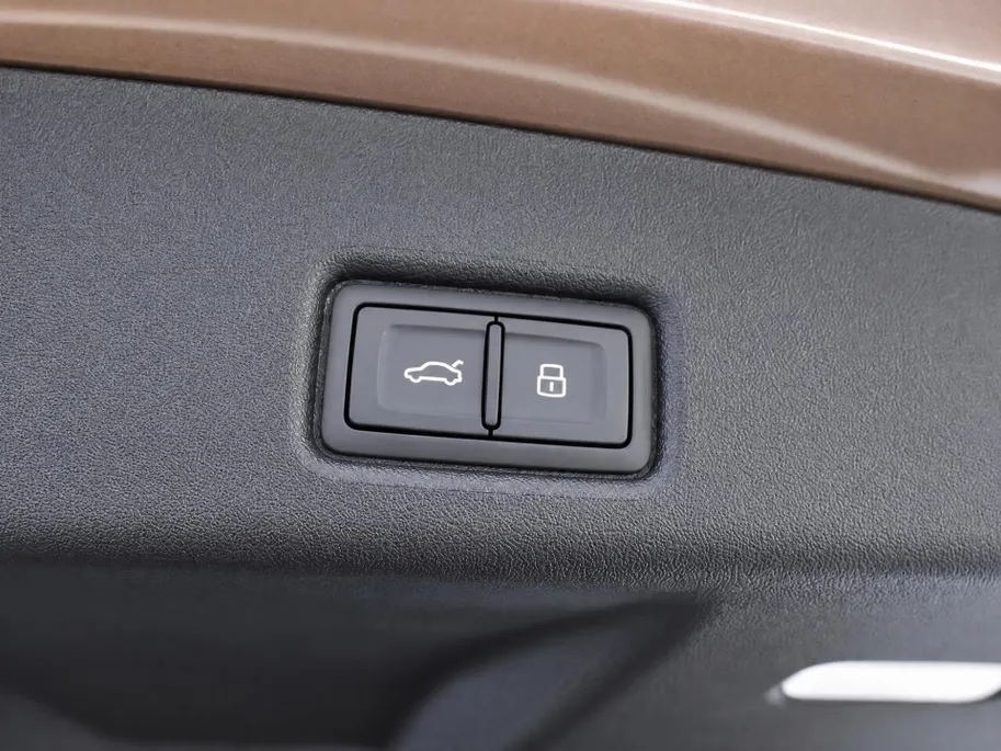 Audi Q5 e-hybrid quattro S edition Competition 367 PK · Tech pro · 20' LM Velgen · Glazen panoramadak · B&O Premium 3D