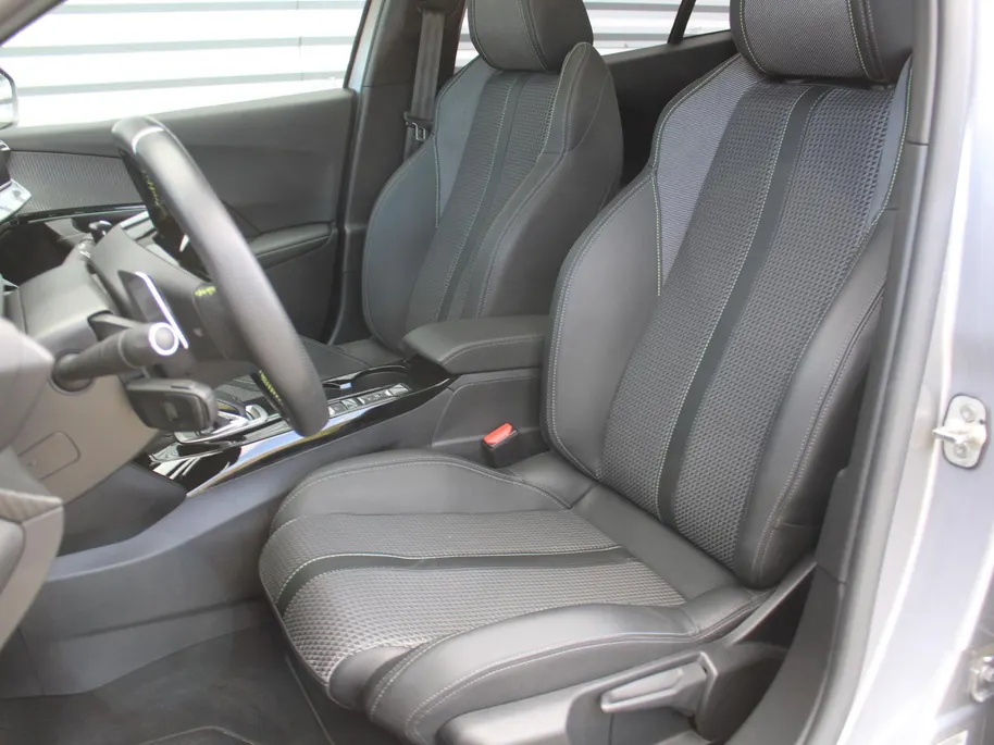 Peugeot 2008 1.2 PureTech GT | Automaat | Navi | Camera | Panoramadak | Dodehoek detectie | Cruise adapt. | 17' LM | LED |