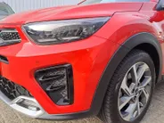 Kia Stonic 1.0 T-GDi MHEV GT-PlusLine 1e Eigenaar | Meest luxe uitvoering | Schuif-/kanteldak | Metallic lak | Cruise Control | camera | Carplay | Fabrieksgarantie | NAP