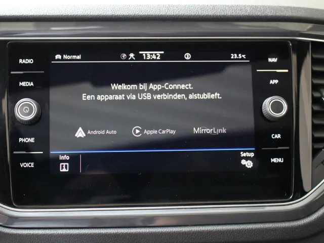 Volkswagen T-Roc 1.5 TSI Sport R-Line DSG Panoramadak | El. Achterklep | Beats Audio | Suzuka 19' Zwart