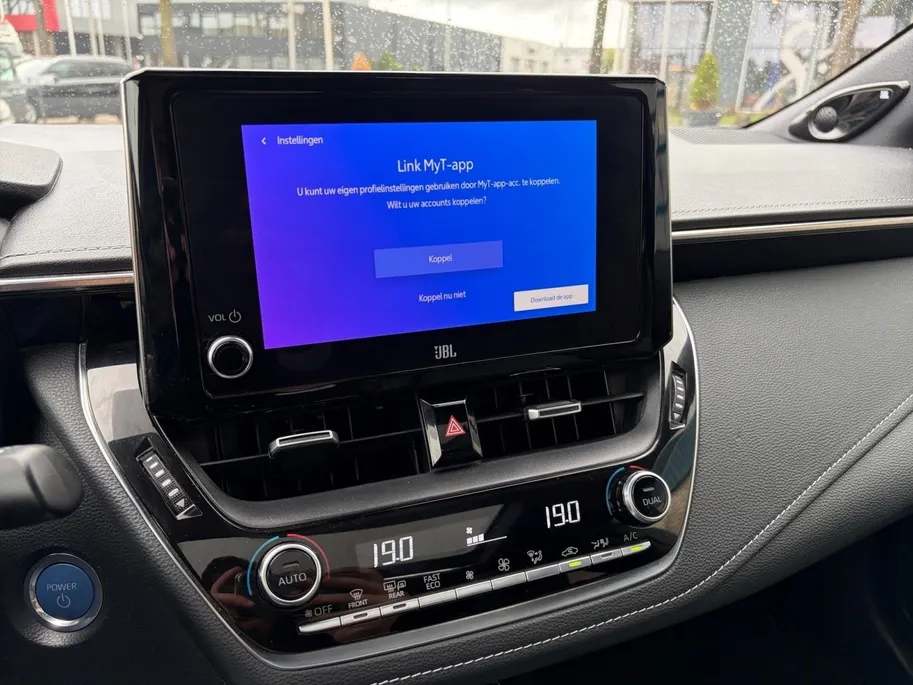 Toyota Corolla Touring Sports 2.0 Hybrid Executive | *1E EIGENAAR | FABRIEKSGARANTIE/ DEALER ONDERH. | PANO/ SCHUIFDAK | APPLE CARPLAY/ ANDROID AUTO | NAVI | CAMERA | VOL. LEDER | JBL SOUND | STOELVERWARMING |