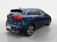 Kia Niro 1.6i Hybrid DynamicPlusLine Dealer onderhouden | Trekhaak | Stoel/stuurverwarming | Dodehoek detectie | Leder | Camera | Carplay & Android | Cruise Control Adaptief | Fabrieksgarantie t/m 23-9-2027 | NAP