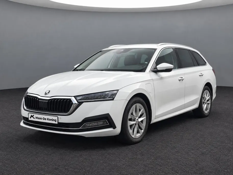Škoda Octavia Combi 1.4 TSI iV PHEV 204pk DSG Business Edition Plus · Trekhaak · Head-Up Display · Stuur- & Stoelverwarming · Keyless · Apple/Android Car Play · Elek. Bestuurdersstoel + Geheugen ·