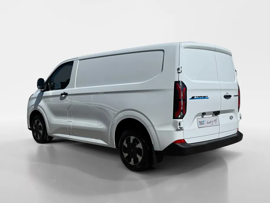 Ford E-Transit Custom 320 L1H1 Trend 71 kWh | Uit Voorraad Leverbaar | 344km WLTP Rijbereik | Achteruitrijcamera | Cruise Control | Parkeersensoren voor en achter | Verwarmbare Stoel en bijrijdersbank | Voorruitverwarming | Apple Carplay & Android Auto