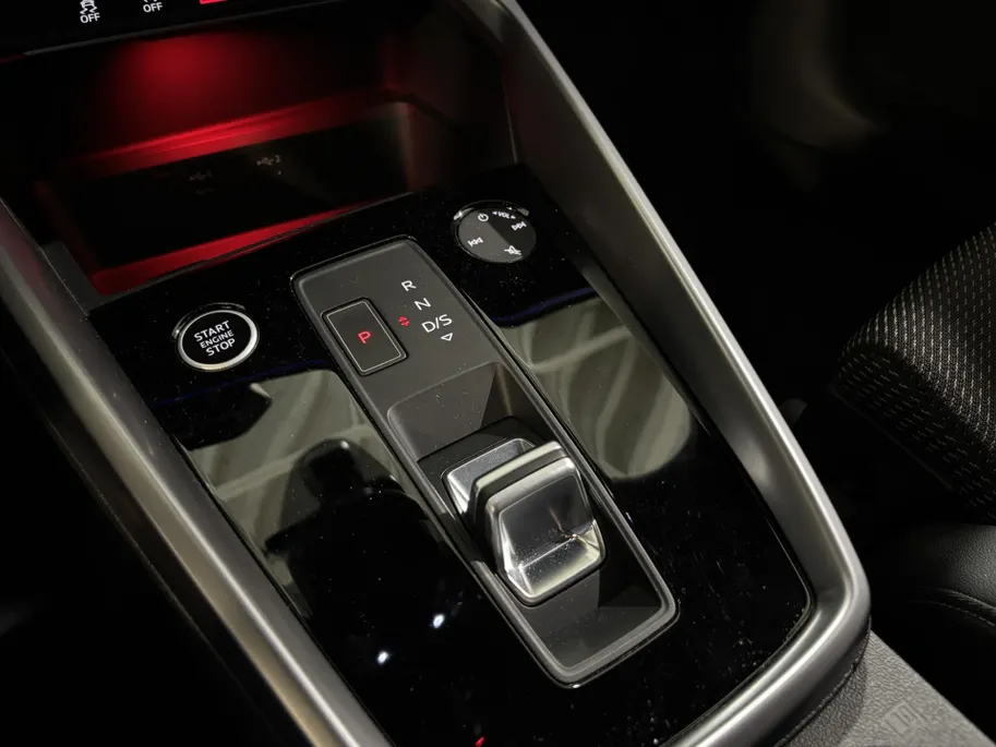 Audi A3 Limousine 110PK 30 TFSI S Edition Automaat | 1e eigenaar | Virtual Cockpit | Navi | Armsteun | Cruise Control | Zwarte Lichtmetalen Velgen | Apple CarPlay/Android Auto | Full LED koplampen | Keyless Entry |