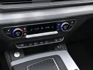 Audi Q5 50 TFSI e quattro S edition · Trekhaak · Adaptive Cruise Control · Apple/Android Car Play · Dodehoeksensoren · Stoelverwarming ·  Drive select · 360°Camera + Parkeersensoren ·