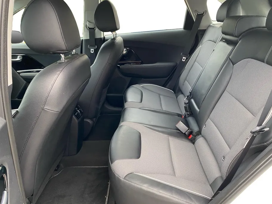 Kia e-Niro DynamicLine 64 kWh | Climate control | Navigatie | 17 inch LM-velgen | Keyless | AppleCarPlay-Android Auto | Parkeercamera | SOH 99.3% |
