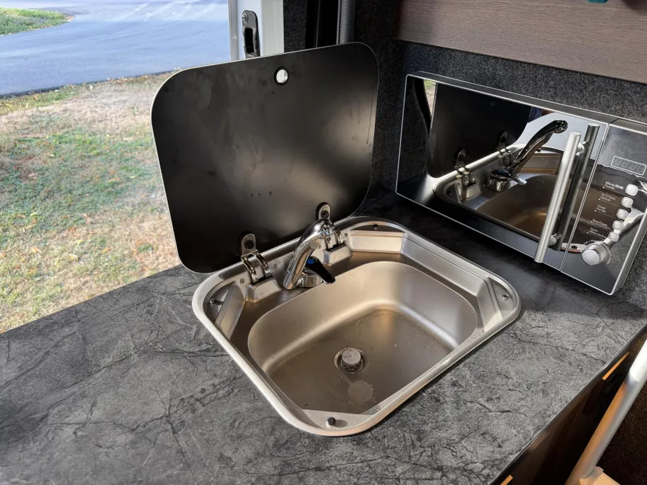 Renault Master T35 2.3 dCi 135 L3H2 Work Edition | Camper Edition | Motorsport Edition | Thule Omnistor Luifel | Airco in Leefruimte | TV | Koelkast | Magnetron | Volledig Bed | 2 Lederen Stoelen | DAB | LED Verlichting Leefruimte |
