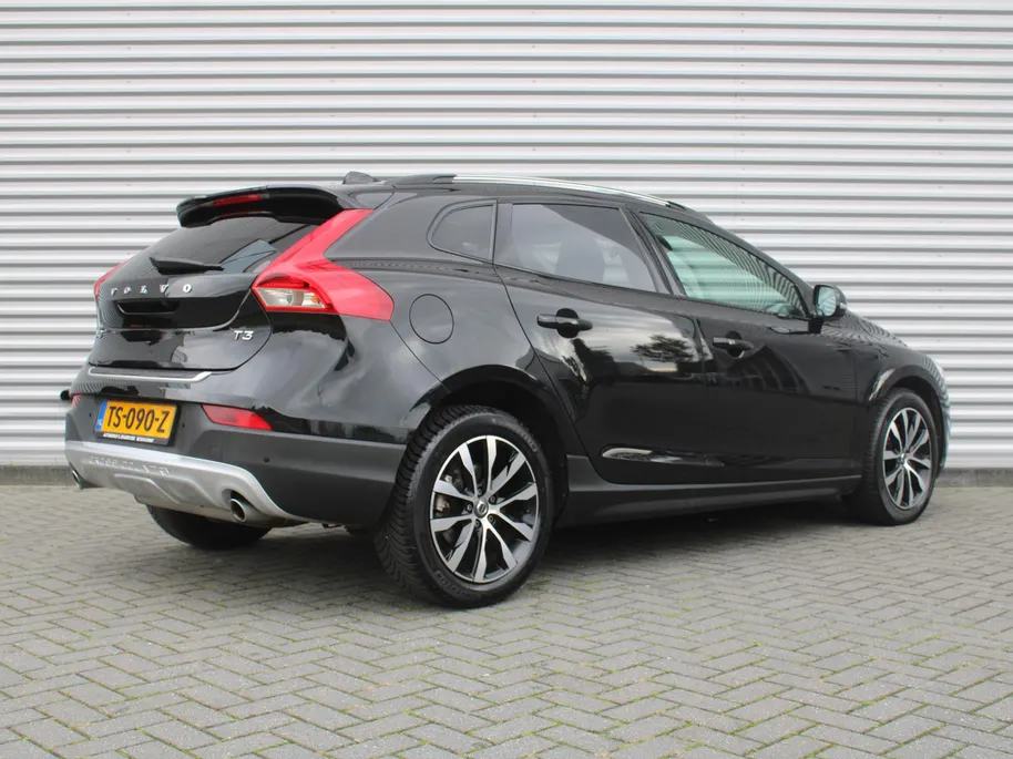 Volvo V40 Cross Country 1.5 T3 Dynamic Edition | Trekhaak | 17' LM | Panoramadak | Leer | PDC v+a | Camera | Stoel-/voorruitverwarming | HK audio |