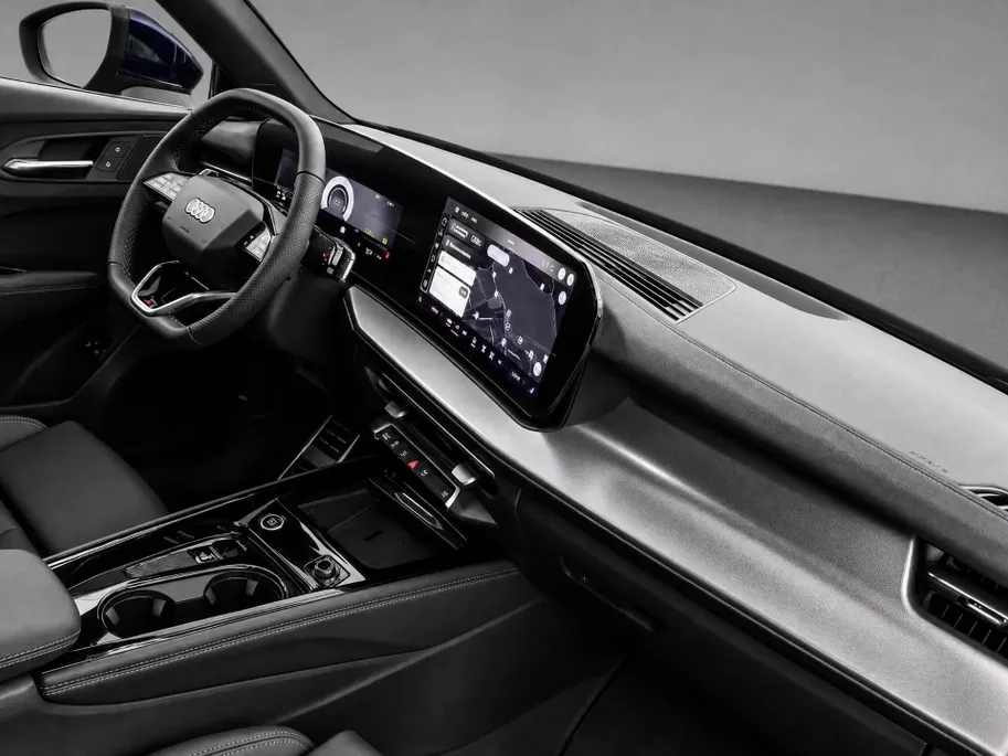 Audi Q3 1.5 TFSI e-hybrid S edition 272 PK · Techniekpakket plus · Privacy glas · S line interieur met sportst.