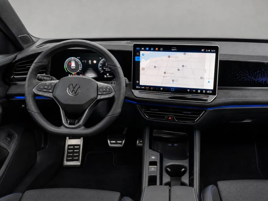 Volkswagen Passat Variant 1.5eHybrid 200kW/272PK R-Line Black Style · Panoramadak · Leder · Trekhaak · 360°Camera · Garantie t/m 24-08-2030 of 100000km.