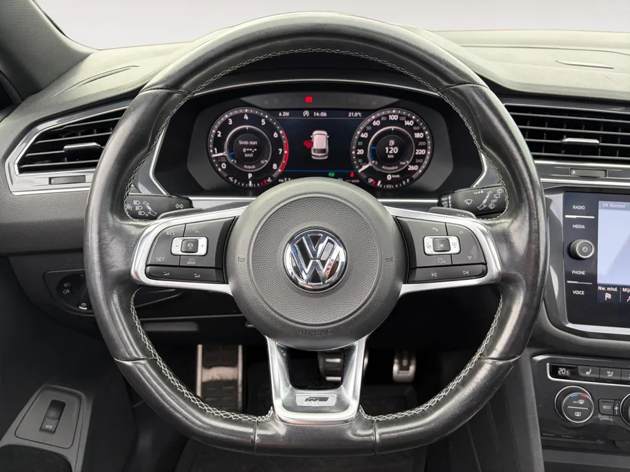 Volkswagen Tiguan Allspace 1.4 TSI Highline 7p. *Automaat*Navi*Schuif/kanteldak*Climate Control*Trekhaak*Stoelverwarming*Lederen bekleding*Parkeerhulp*Elekt. Achterklep*Vol opties!