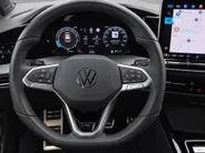 Volkswagen Golf 1.5eTSI/150PK R-Line · Navigatie · Trekhaak · Apple/Android Car Play · Dodehoeksensoren · Stoelverwarming ·  Garantie t/m 08-01-2031 of 100000km.