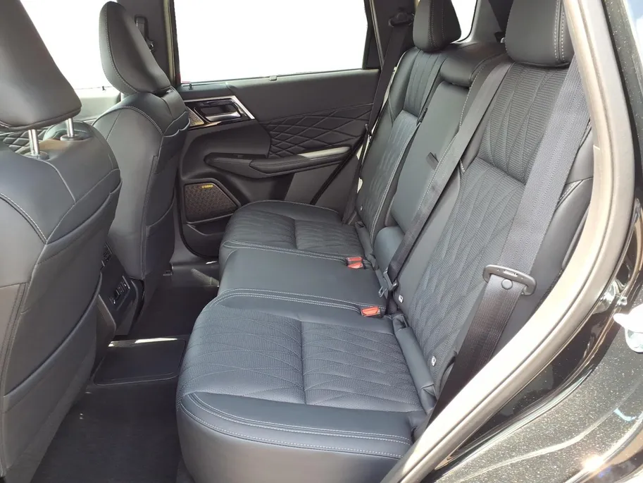 Mitsubishi Outlander 2.4 PHEV Black Edition | Showroom voorraad korting 5.000 euro | Automaat | Navigatie | PDC/Camera | Lederen interieur | 20 inch. | 8jaar Garantie. m26