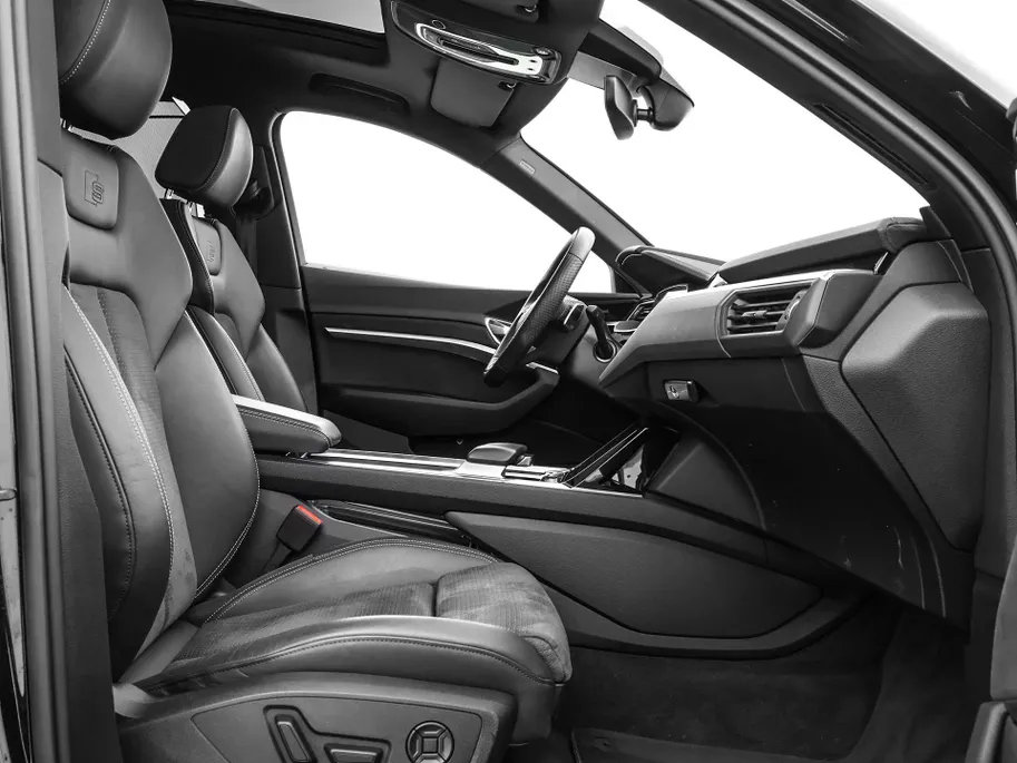 Audi Q8 Sportback e-tron 55 quattro S Edition 408pk / 115 kWh · SOH 93,6% · Panoramadak · 360 Camera · Luchtvering · Keyless · 360 Camera · Keyless · Matrix LED · 22'Velgen ·
